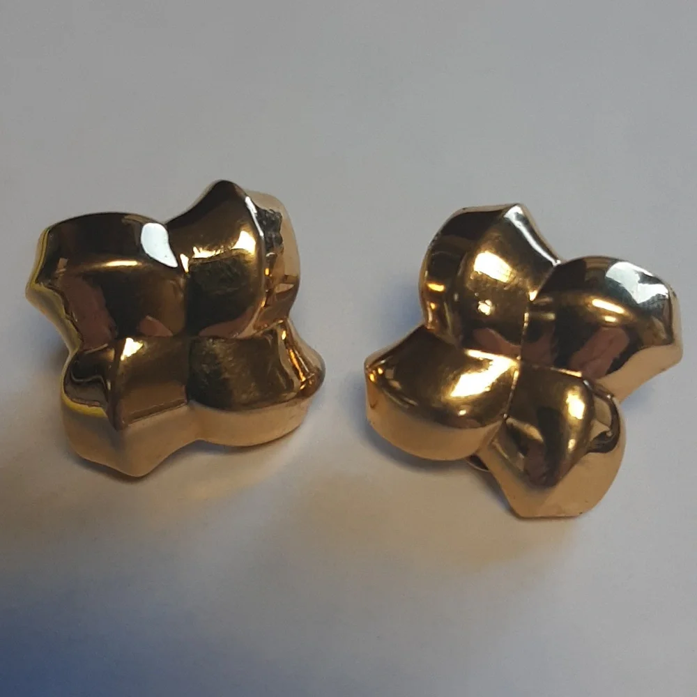 326. MONET GOLD CLIP ON EARRINGS SIGNED - Picture 1 of 4